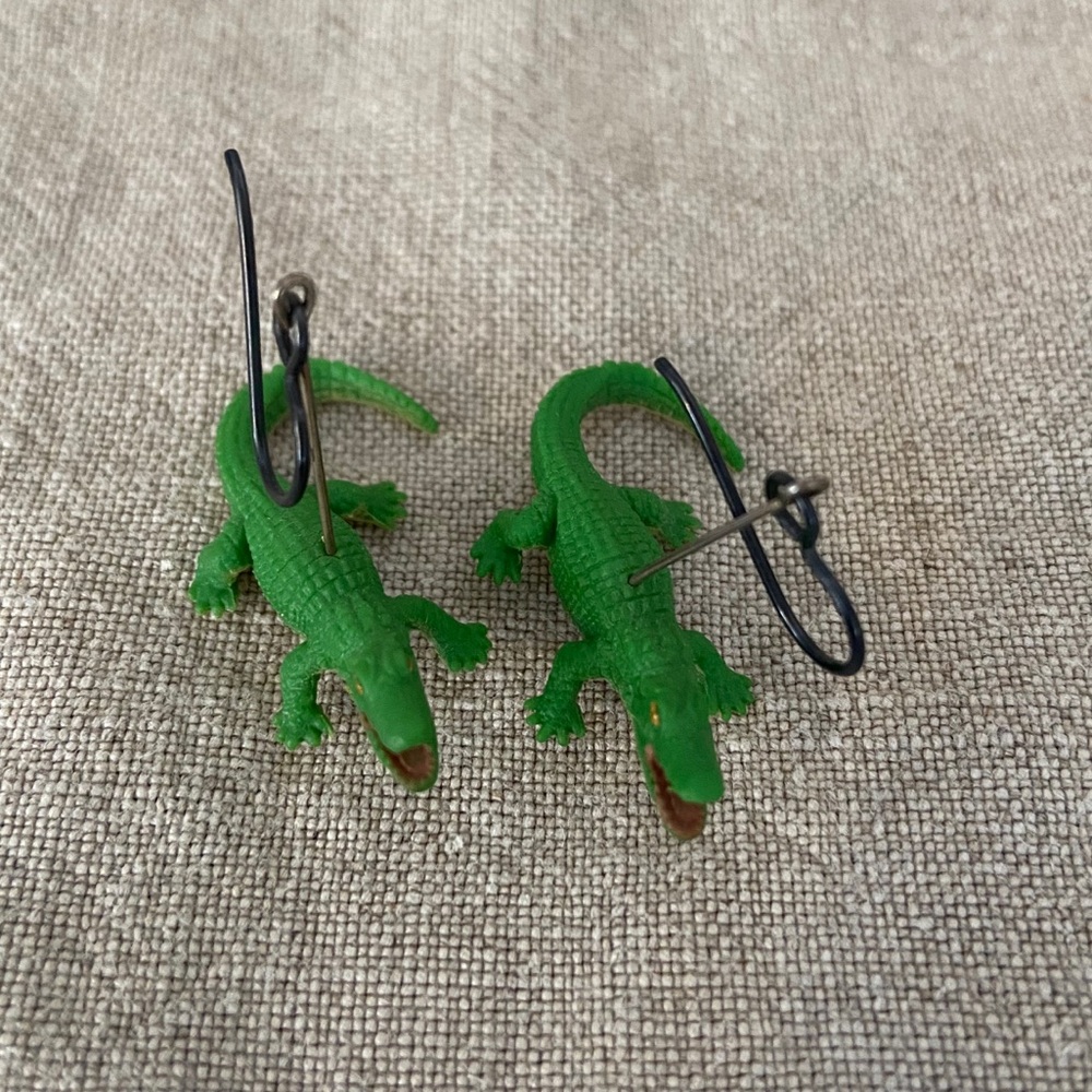 ✨Free with purchase: Alligator Earrings 🐊